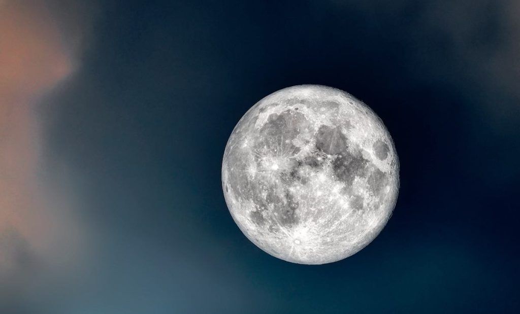A beleza da lua reside na distância