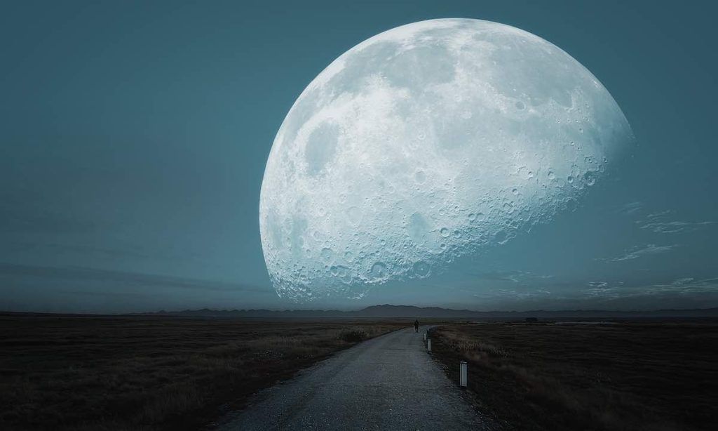 A beleza da lua reside na distância