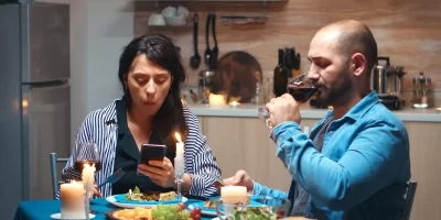 couple-mange-telephone.webp