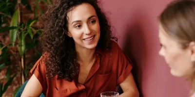 discussion-femme-bar-3.webp