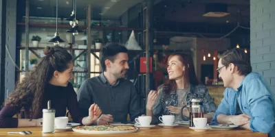 discussion-restaurant.webp