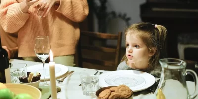 enfant-table-manger.webp