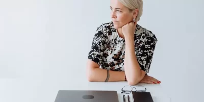 femme-bureau-ordinateur-travail.webp