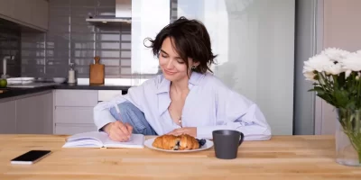 femme-dejeuner-telephone.webp