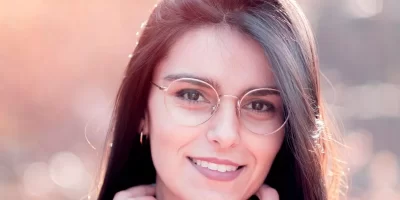 femme-lunettes-souriante.webp