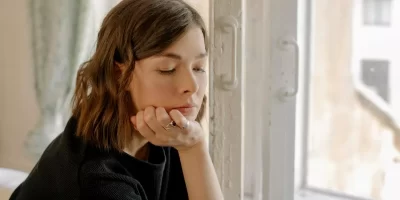 femme-pensive-1.webp