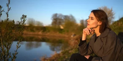femme-pensive-nature.webp
