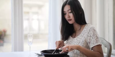femme-restaurant-2.webp