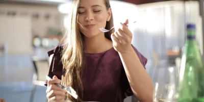 femme-restaurant.webp