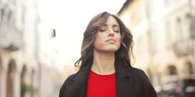femme-rue-marche.webp