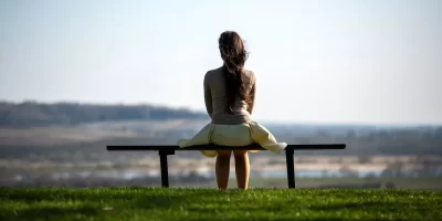 femme-seule-banc.webp