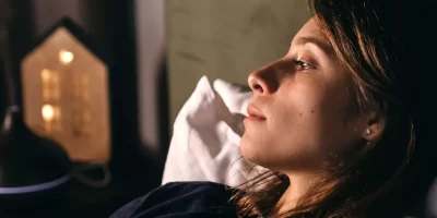 femme-seule-chez-elle.webp