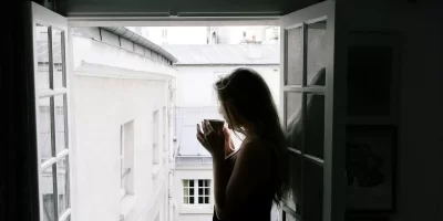 femme-seule-fenetre-2.webp