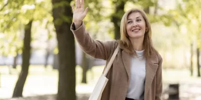 femme-signe-de-la-main.webp
