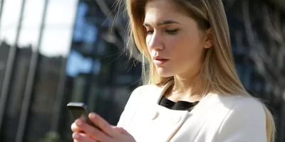 femme-telephone.webp