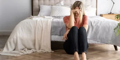 femme-triste-chez-elle.webp