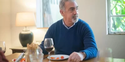 homme-age-table-mange.webp
