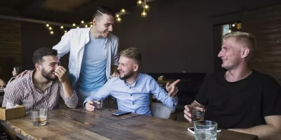 hommes-discussion-amis.webp